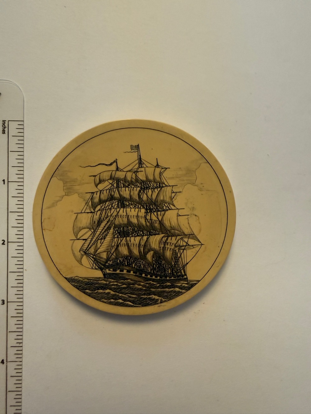 Vintage Barlow “scrimshaw” coasters in synthetic resin. Ca. 1978-1984. - Picture 3 of 5